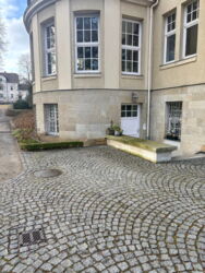 Großzügige 3-Zimmer-Souterrainwohnung mit eigenem Eingang und Stellplatz in ruhiger Lage